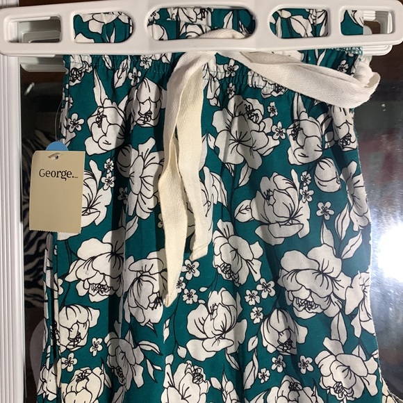 Green floral, pyjama pants, size large, Never Worn. - Picture 2 of 4
